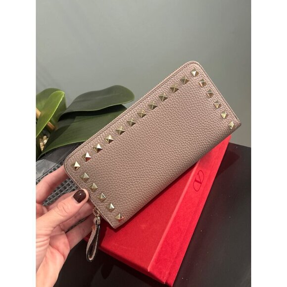 Valentino Garavani Rockstud Zipper Zip Around Wallet Beige - Picture 8 of 11